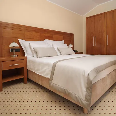 فندق Duje 4*